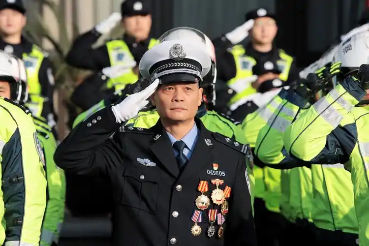 110警察节 | 首次升起人民警察警旗,他们在旗下庄严宣誓