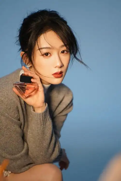 杨紫prada彩妆及香水代言人##杨紫港风奶茶妆