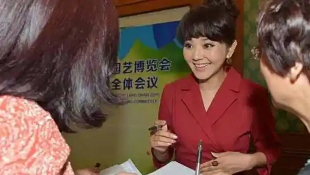 主持人,工作合约到期,她没有第一时间续约,而是和丈夫生下儿子杨浩森