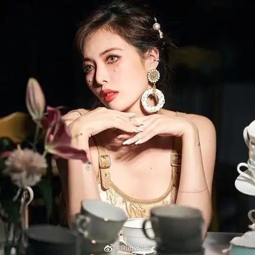 刚刚看到热搜第一名是金泫雅回归,超级开心的