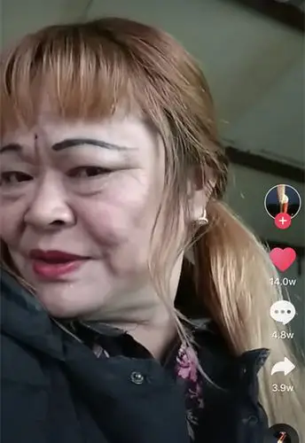 大妈"蚯蚓眉"走红,一言难尽妆容吓呆众人!网友:开特效了?