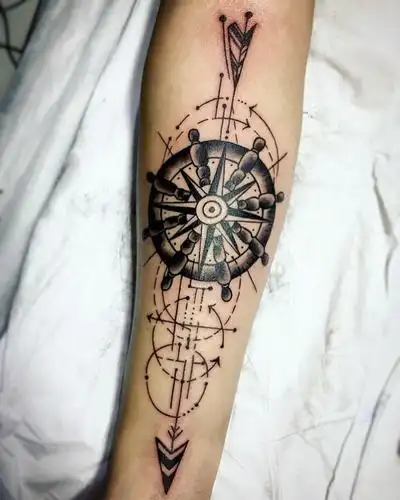 做化妆师的庾小姐小臂指南针纹身图案