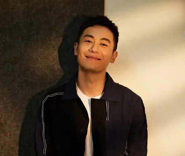 在我和我的经纪人中,朱亚文就展现了让人惊讶的一面.