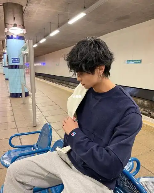 少年感短发卷发发型前长后短的比例设定.保留刘海的长度.