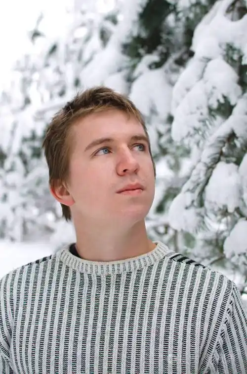 一个年轻的蓝眼睛男人特写的肖像