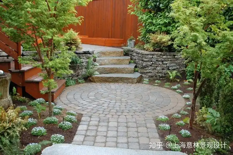 庭院台阶有用岩石,石板,混凝土,砖,木头还是金属制作,不同材质结合不