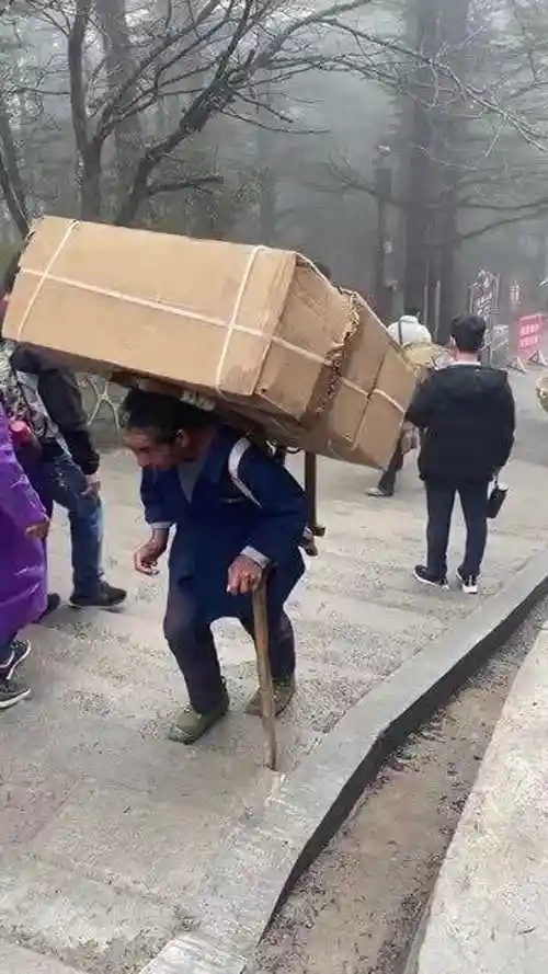 身上有责任的父亲哪一个不是负重前行无论到了什么年纪