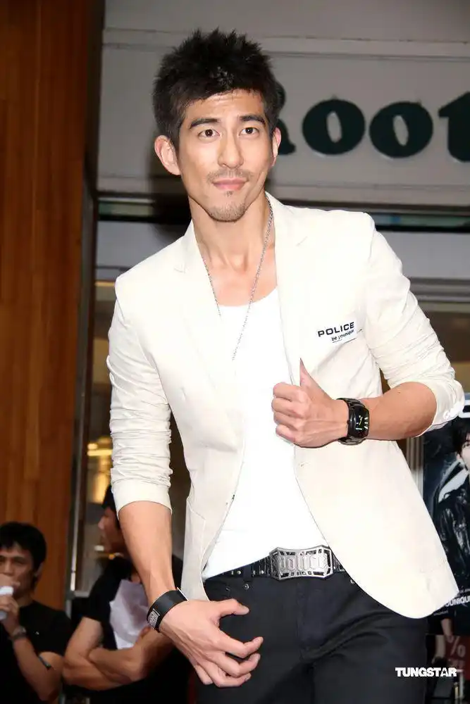 幻灯图:修杰楷大玩朋克风 代言产品秀健硕身材_高清图集_新浪网