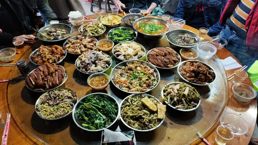 一桌丰盛地道的广西年夜饭是什么样子的?可以分享一张照片吗?