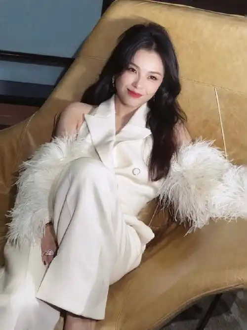 刘涛说花少1快十年了##刘涛白色露肩马甲连体裤