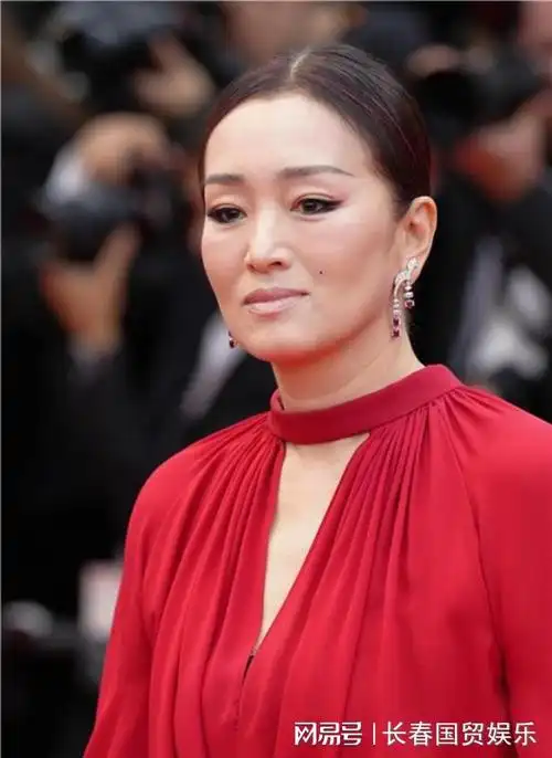 58岁巩俐现身戛纳电影节红毯放大镜头后真实颜值曝光