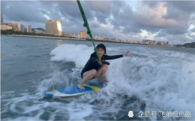 霍思燕晒冲浪视频穿三角泳裤秀一双白皙腿落水后素颜十分惊艳