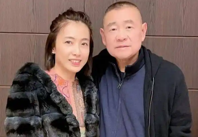 刘銮雄:李嘉欣,蔡少芬,关之琳之后,他却爱上了一个小记者_洪朝丰