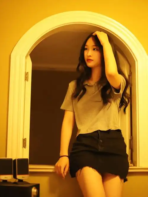 18岁女生居家拍照