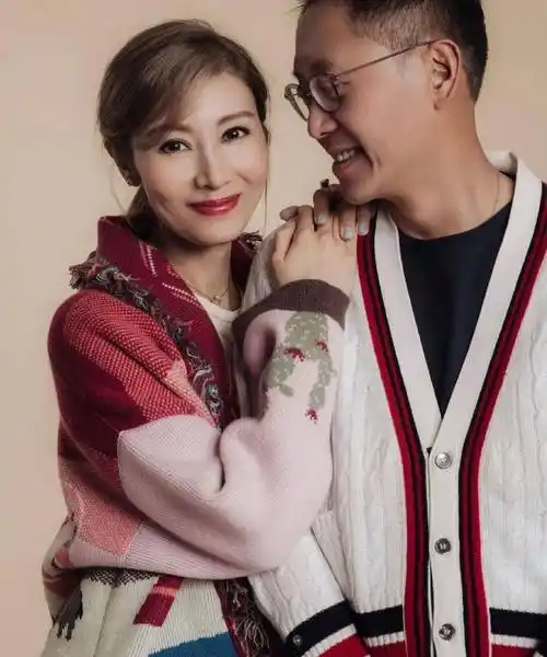 李嘉欣与丈夫秀恩爱,衣服外穿成时尚古惑仔,发胖现"象腿"_穿着_照片