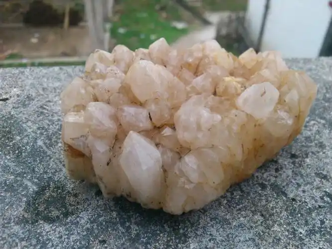 你好请石头专家鉴定天然石头是什么石头,没有经过任何加工.