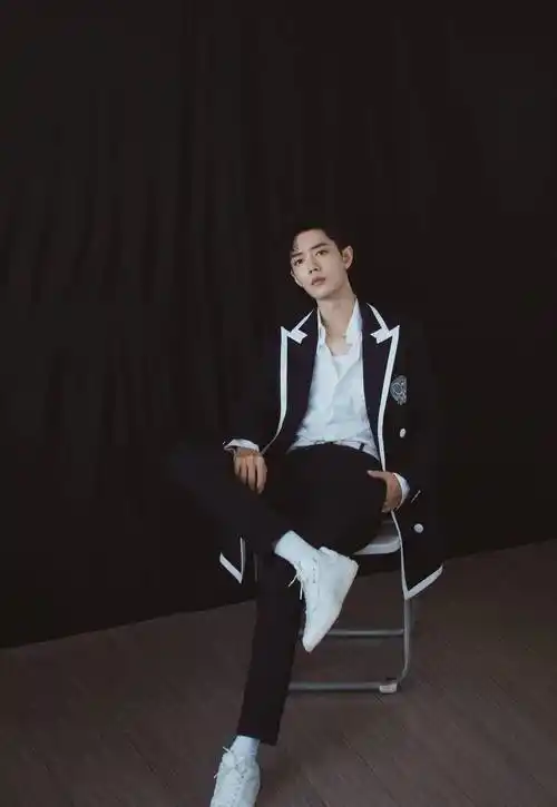 盘点 肖战 那些时尚穿搭 风格百变 每一款都让人移不开眼睛_西装_衬衫