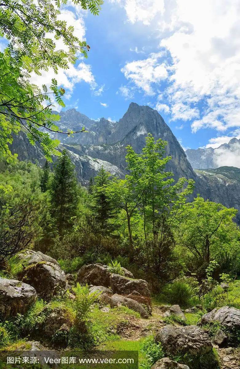 巴伐利亚阿尔卑斯山脉的一座山峰