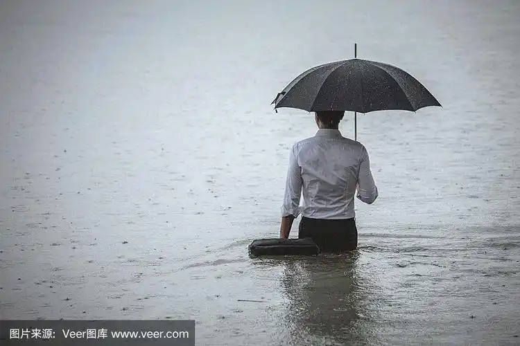 英俊的男人站在水里,在雨中撑着伞