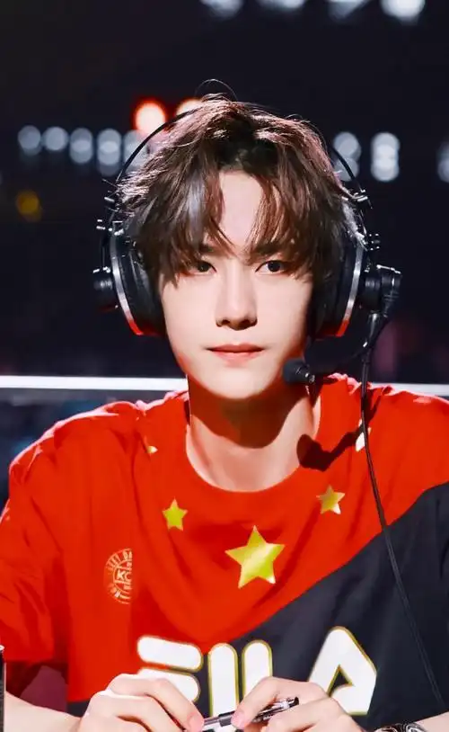 当王一博戴上耳机侧脸真的太精致了网友妥妥的电竞少年