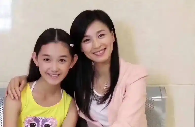 蒋依依涉税被罚238万,曾站台张庭,新剧将上线却被家庭作坊坑了_小时候