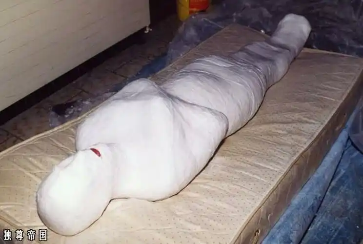 白色绷带包裹的美女 - 民风民俗 - 静水深流