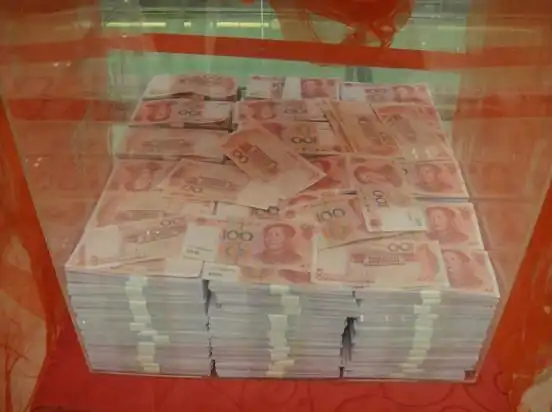 原来,他们身旁放置着一个放置300万现金的保险箱.