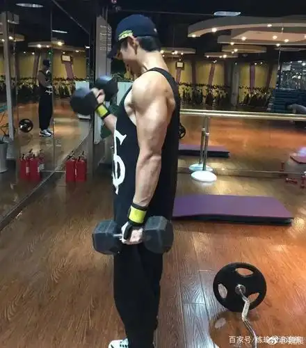 从侧面看,粗壮的麒麟臂充斥着男人的力量,一看就很上头.