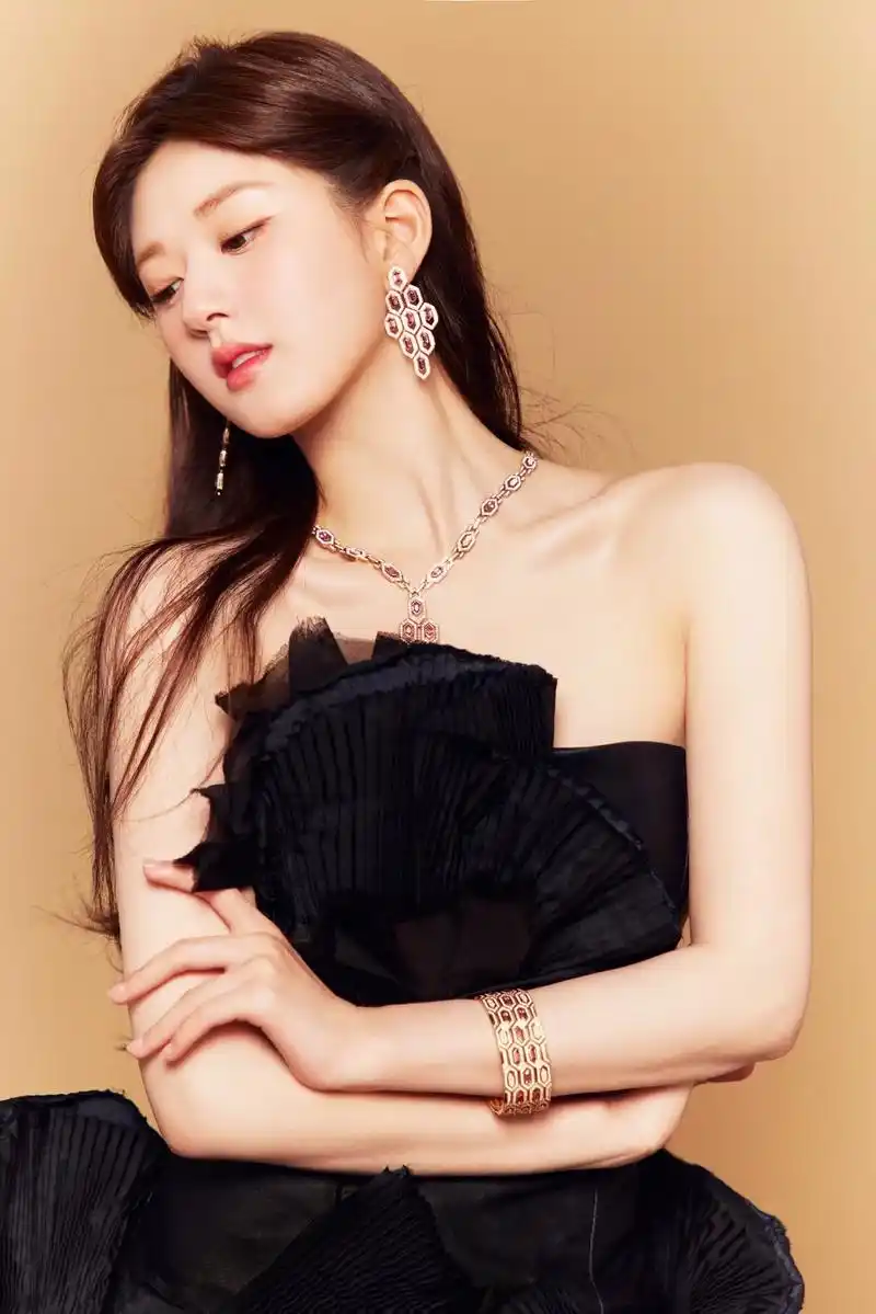 赵露思的一组美照曝光,她披散长发妆容干净精致,身穿黑色抹胸纱 - 抖