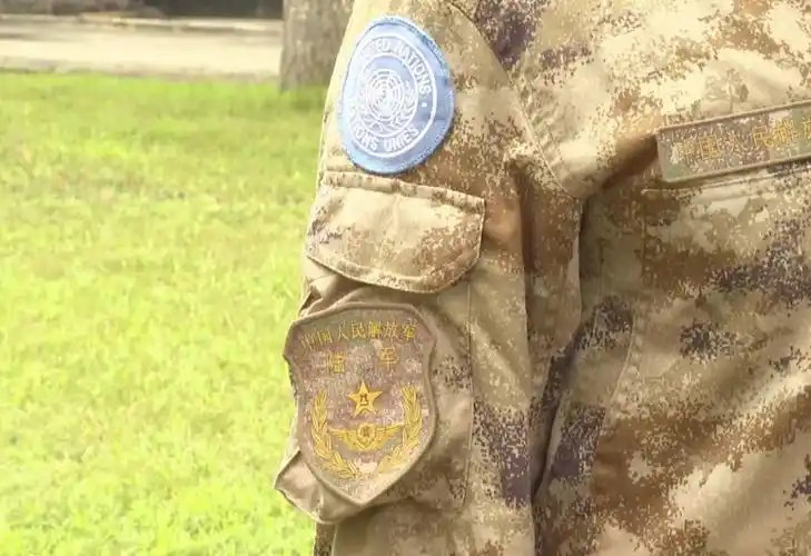 臂章,胸贴与传统迷彩服比拟,星空迷彩采用微小型数码格设计,伪装,隐蔽