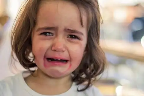 255卡通可爱元素哭泣的小女孩手绘插画142554强调妈妈和小女孩在哭041