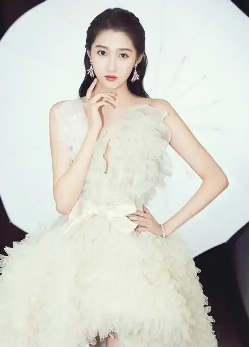 关晓彤是大家都熟悉的一个90后流量女明星,对于她的身世相比无数人都