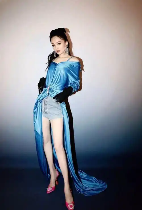 张韶涵这身材真绝了,开叉裙大露背真敢穿,"水蛇腰"令人羡慕