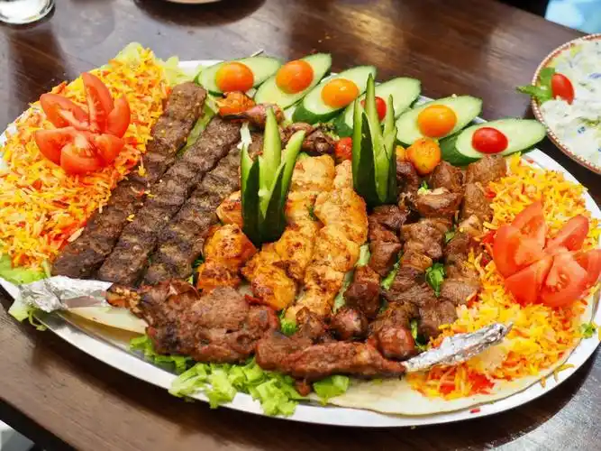 这家名字有点污污的中东菜. 聂夏天撇撇嘴跟老板说我们就三人儿