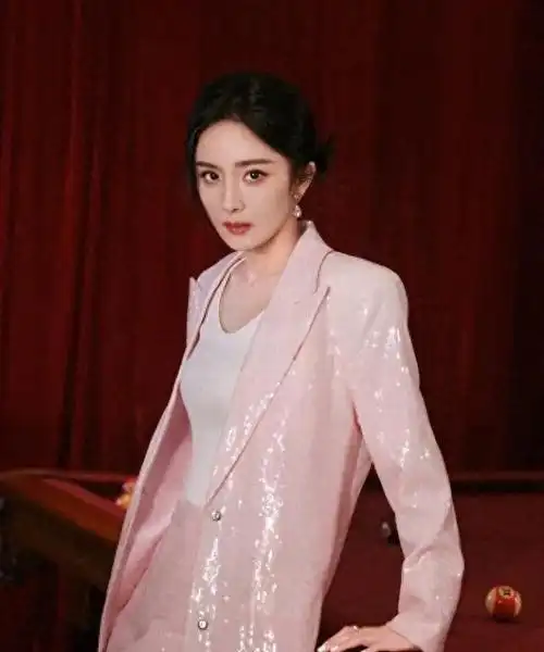 惊艳亮相!杨幂新造型"九球天后",迷人魅力引网友关注!