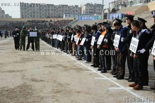 穿着蓝花条粗布裤子光着脚丫子上刑场去枪毙死刑犯图片(胆小不要看)