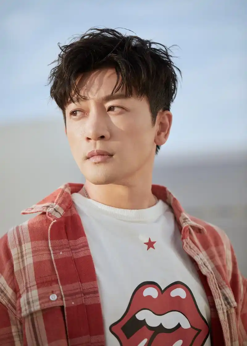 苏有朋近照曝光,颜值气质大变样,45岁比韩国欧巴还有魅力!_衣品才