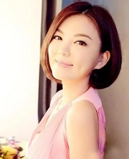 短发显得李湘十分的干练,潇洒.名媛范儿的