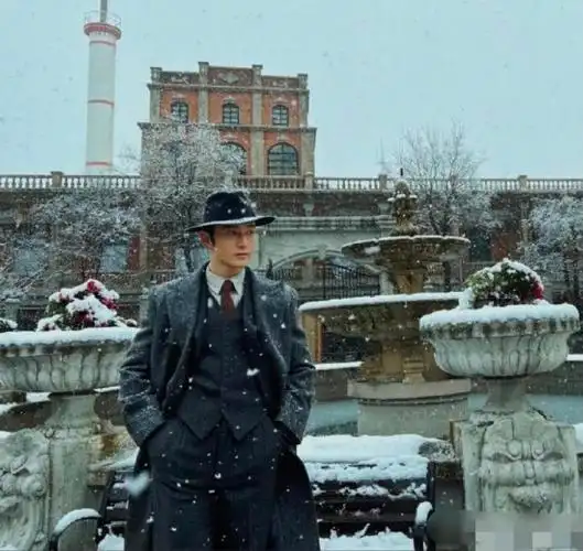 黄晓明晒剧照神还原许文强,拿5万与员工玩游戏送红包,网友:中国好老板