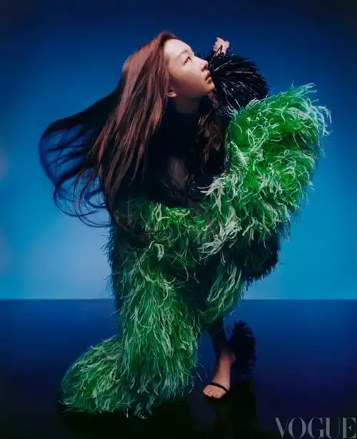 周冬雨vogue六月刊封面 长发飘飘尽显女人味