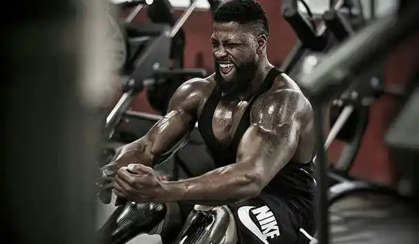 黑人小哥成健美冠军还娶了白富美看到他下半身小腿时却沉默了