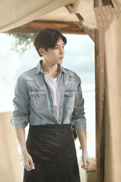 电视剧《护心》播出后,很多观众关注到了饰演深情男主的演员侯明昊