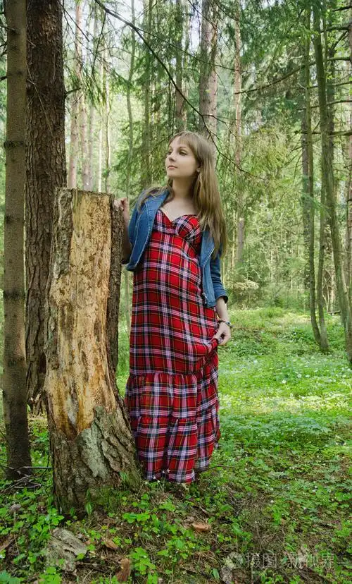 在树林里的女人