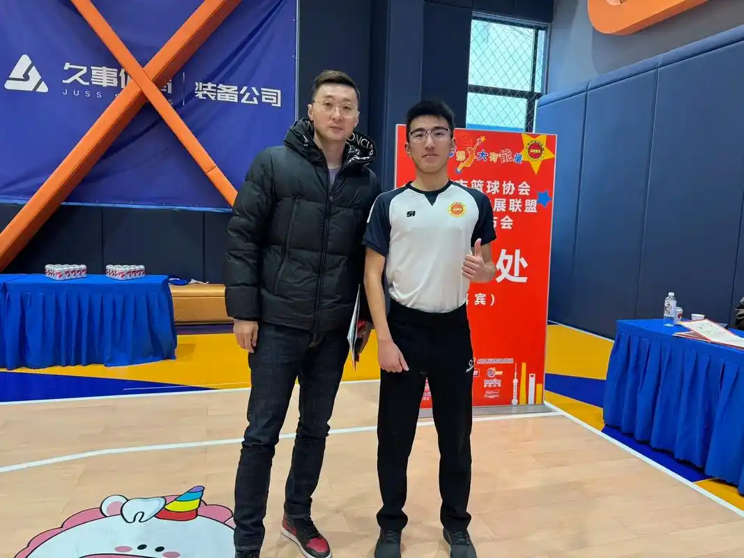 smg五星体育主持人 庄宁宇 上海大鲨鱼永远的八号 刘炜 中 - 抖音