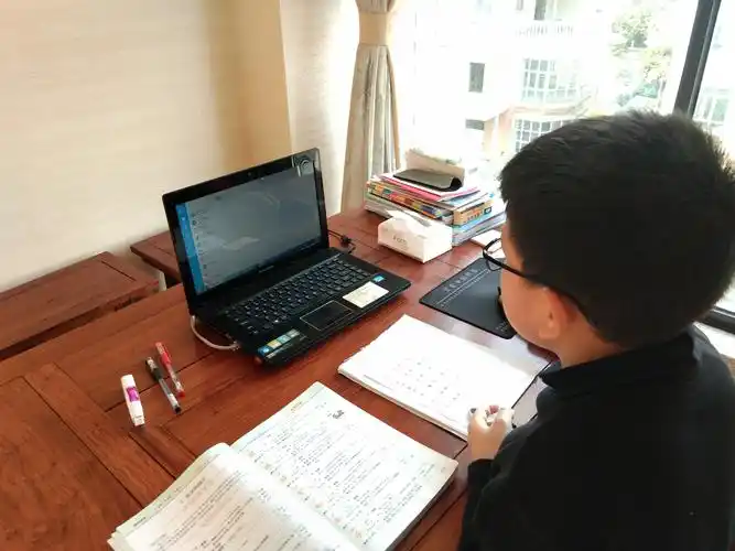 【众志成城,共抗疫情——"在家上学的故事"】