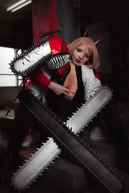英国正妹cos电锯人血之恶魔甜美又性感