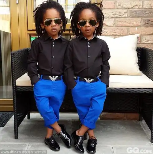 英3岁双胞胎兄弟穿衣有型互称国王