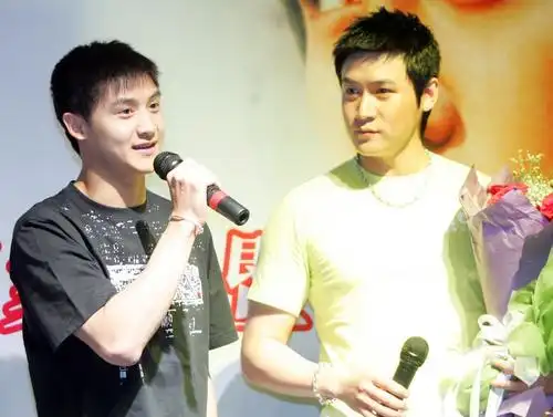 图文田亮助阵陆毅写真集发布会哥俩好