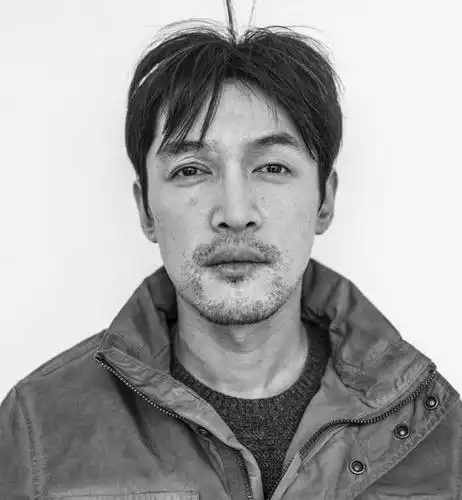 胡歌现身面容沧桑到不敢认,但却为粉丝做了这么暖心的事情!