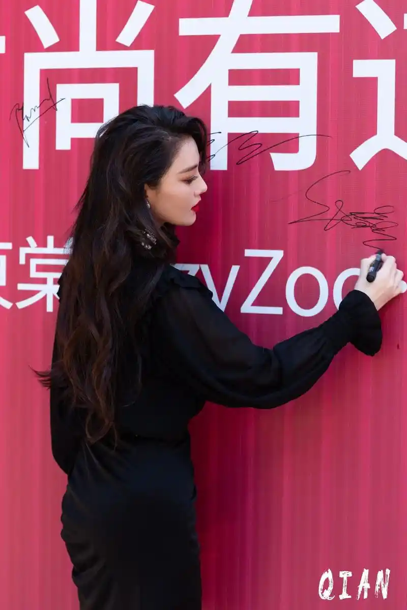 张馨予 现身重庆某品牌与#张柏芝 同框出席活动 - 抖音